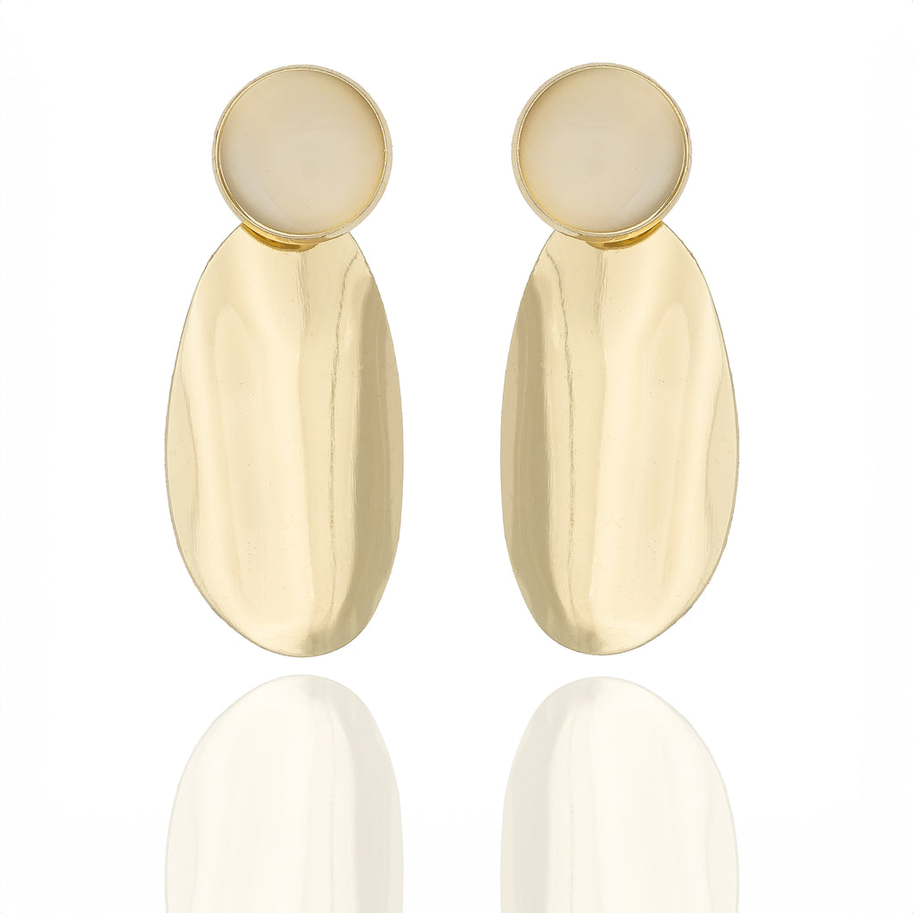  Gold-tone sculptural drop earrings with elongated silhouette. Bold, reflective, and architecturally expressive by Dramma®.
