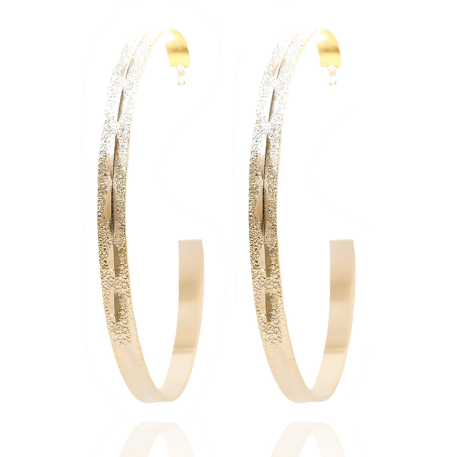 Gold hoop earrings with matte texture and engraved line. Lightweight, sculptural, and hypoallergenic — refined everyday elegance by Dramma®.
