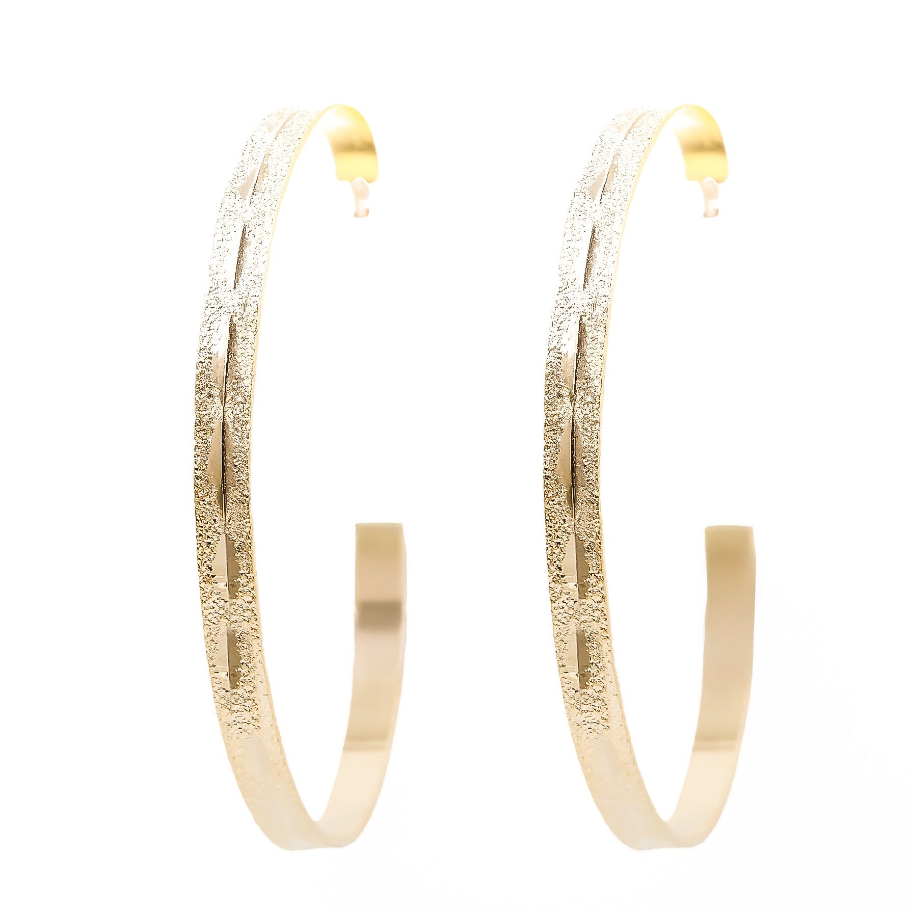 Gold hoop earrings with matte texture and engraved line. Lightweight, sculptural, and hypoallergenic — refined everyday elegance by Dramma®.
