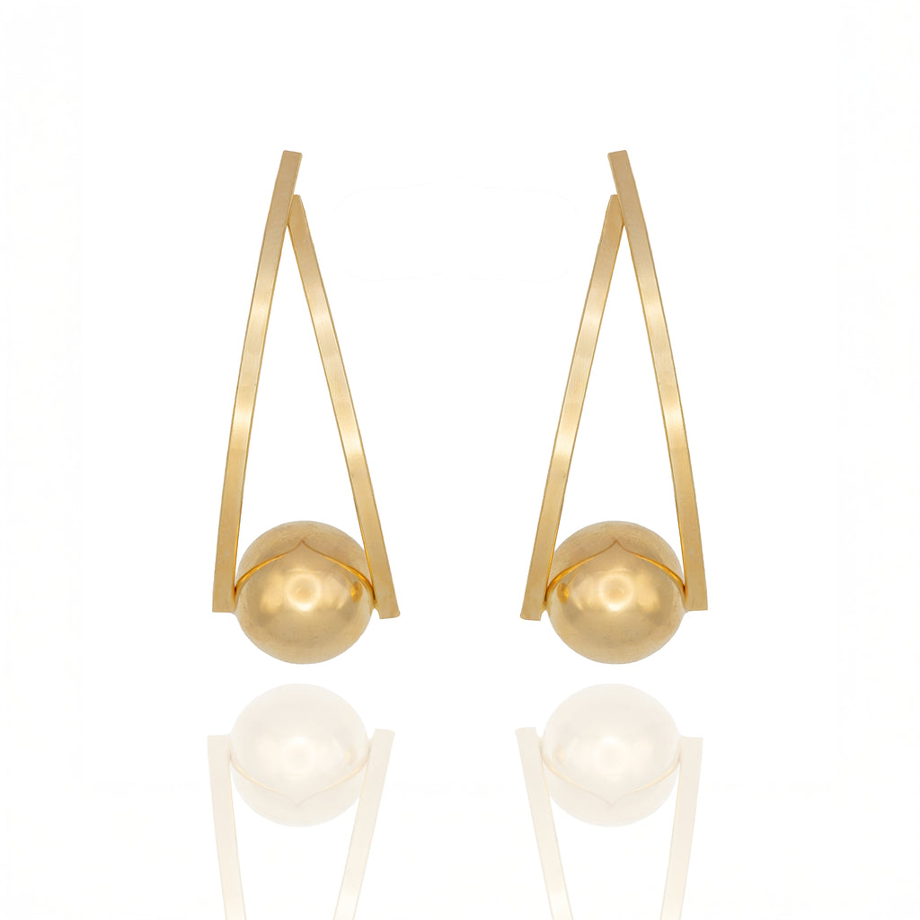  Gold dangle earrings with suspended sphere design. Lightweight, sculptural, and hypoallergenic — bold geometric elegance by Dramma®.