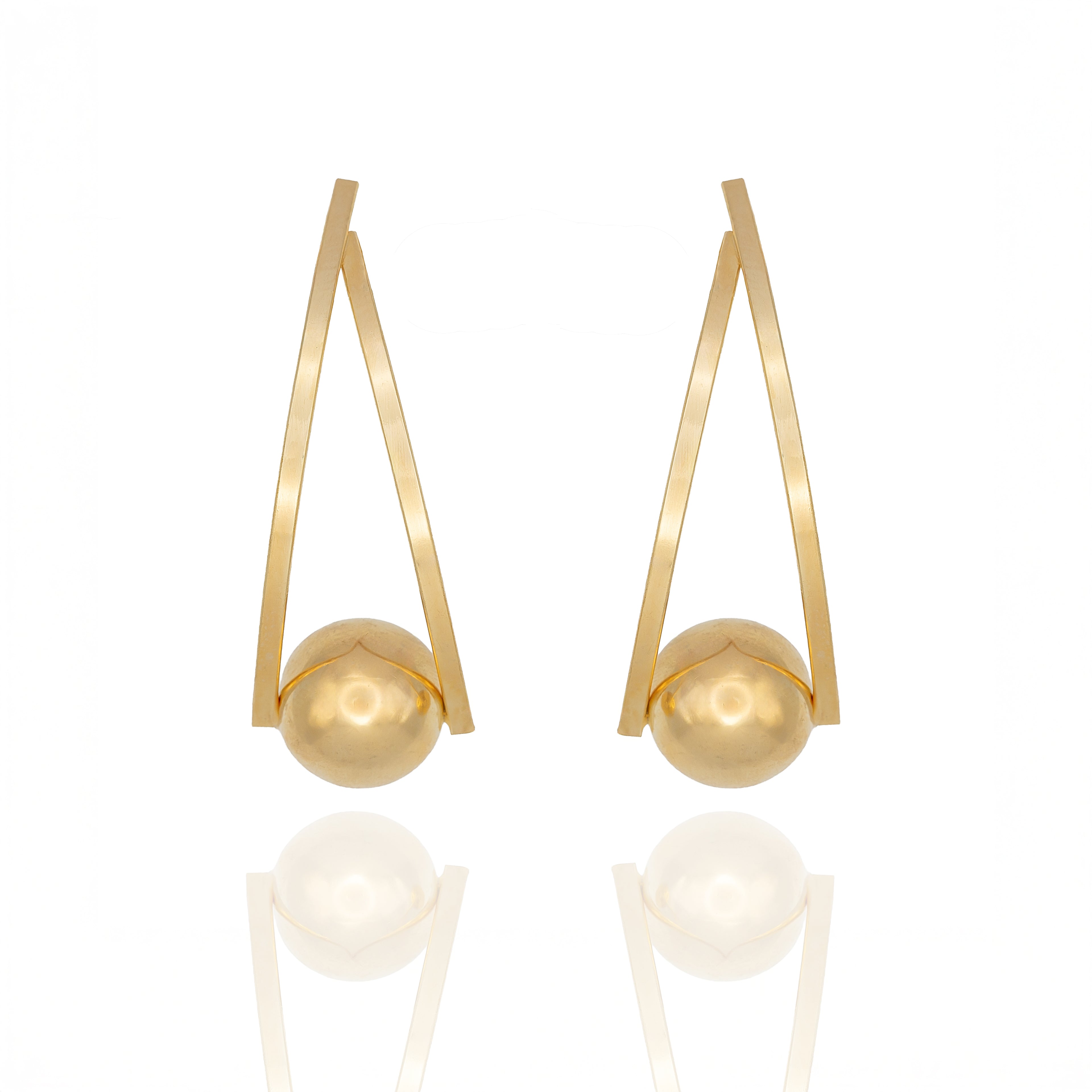  Gold dangle earrings with suspended sphere design. Lightweight, sculptural, and hypoallergenic — bold geometric elegance by Dramma®.