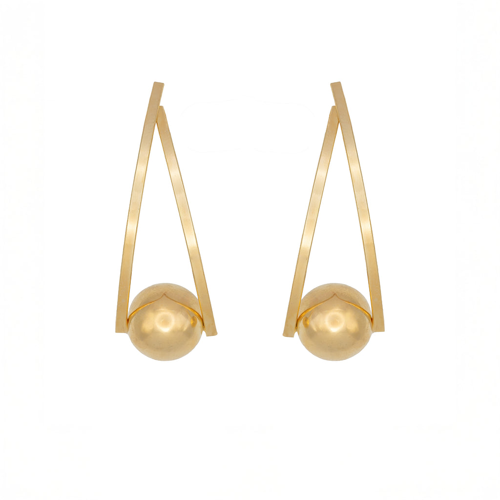  Gold dangle earrings with suspended sphere design. Lightweight, sculptural, and hypoallergenic — bold geometric elegance by Dramma®.
