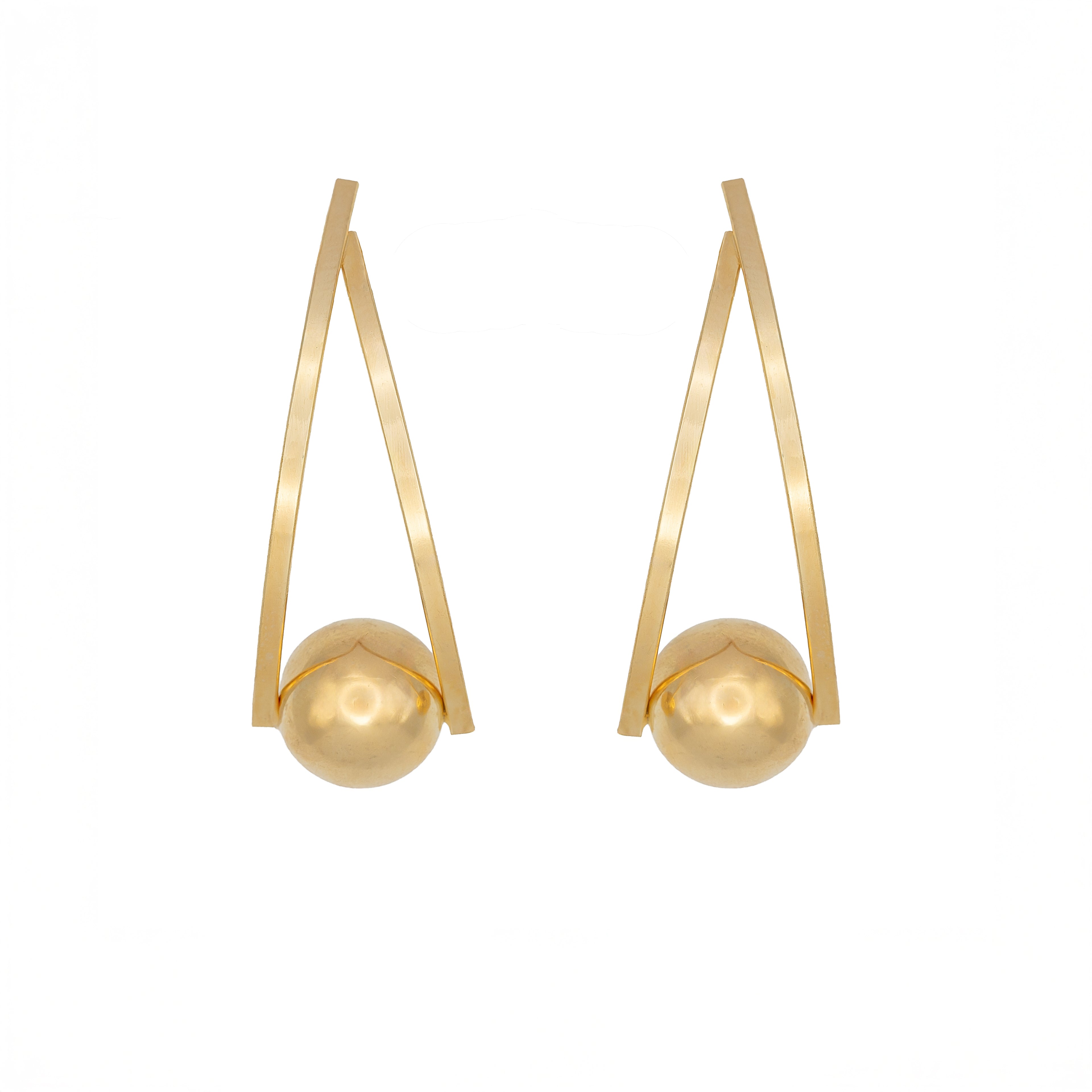  Gold dangle earrings with suspended sphere design. Lightweight, sculptural, and hypoallergenic — bold geometric elegance by Dramma®.
