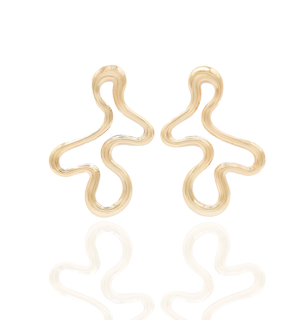 18K gold-plated sculptural drop earrings with flowing contour. Lightweight, hypoallergenic, and artistically bold by Dramma®.
