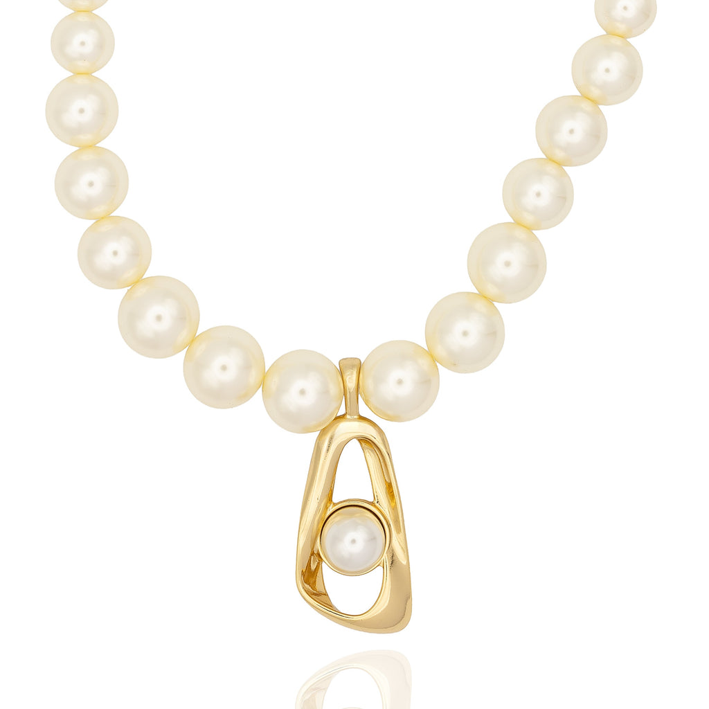 Modern pearl necklace with sculptural gold pendant. Elegant, dimensional, and handcrafted for intentional style by DrammaⓇ.