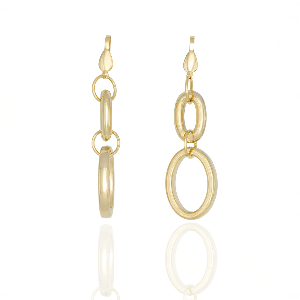 Gold dangle earrings with interlocking design. Lightweight, sculptural, and hypoallergenic — modern chain-inspired elegance by Dramma®.