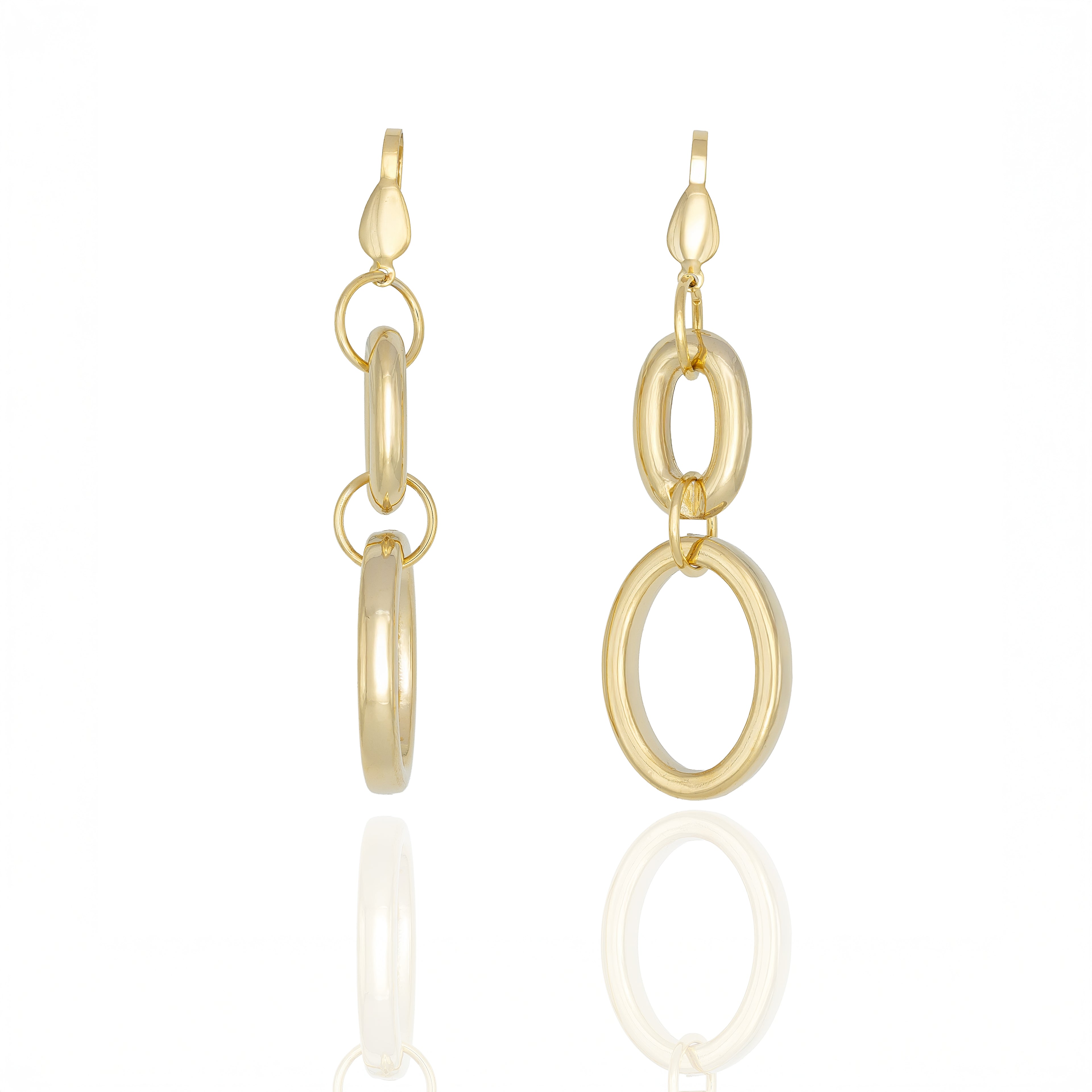 Gold dangle earrings with interlocking design. Lightweight, sculptural, and hypoallergenic — modern chain-inspired elegance by Dramma®.