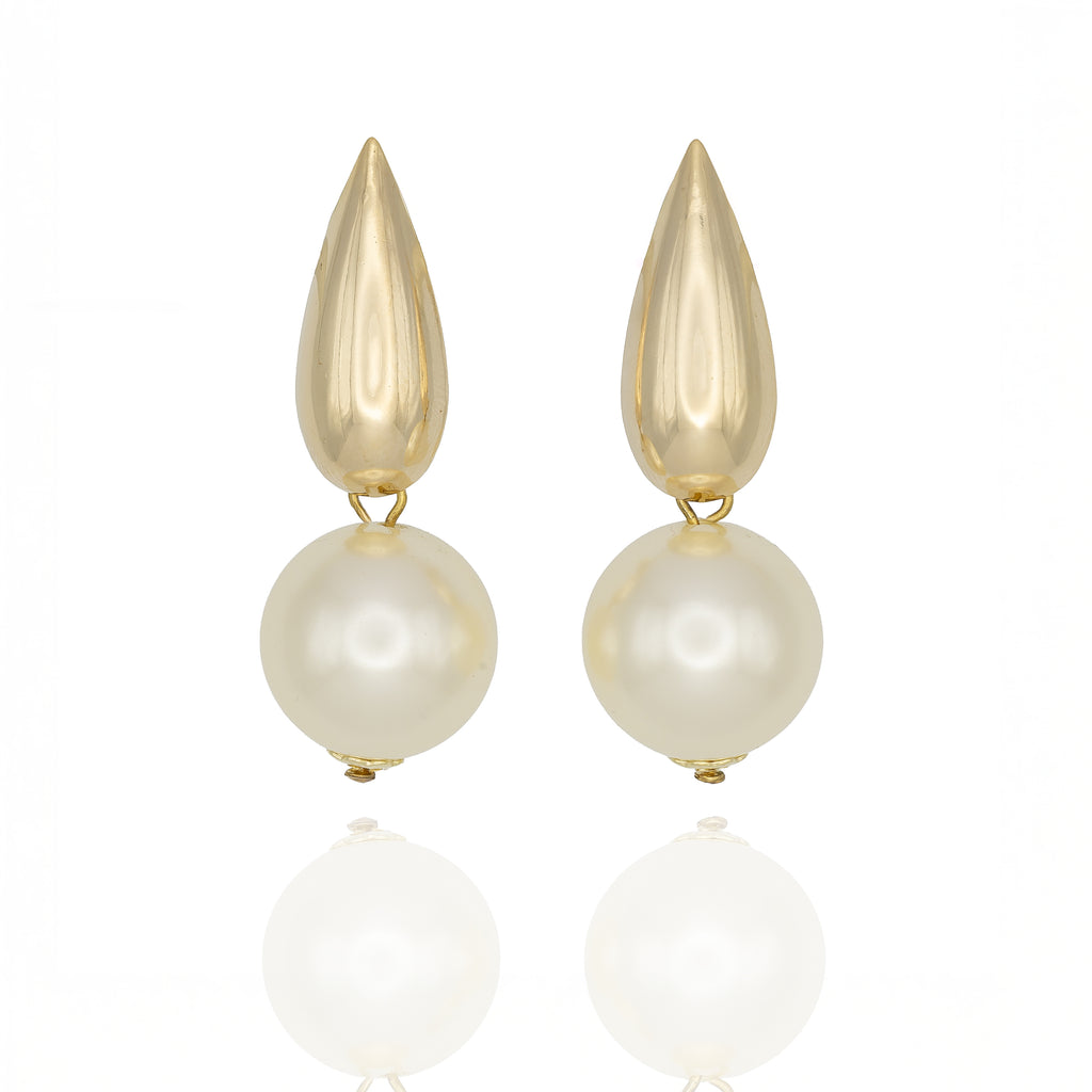 Gold teardrop earrings with a glossy pearl. Lightweight, sculptural, hypoallergenic. A dramatic take on timeless elegance by DrammaⓇ.
