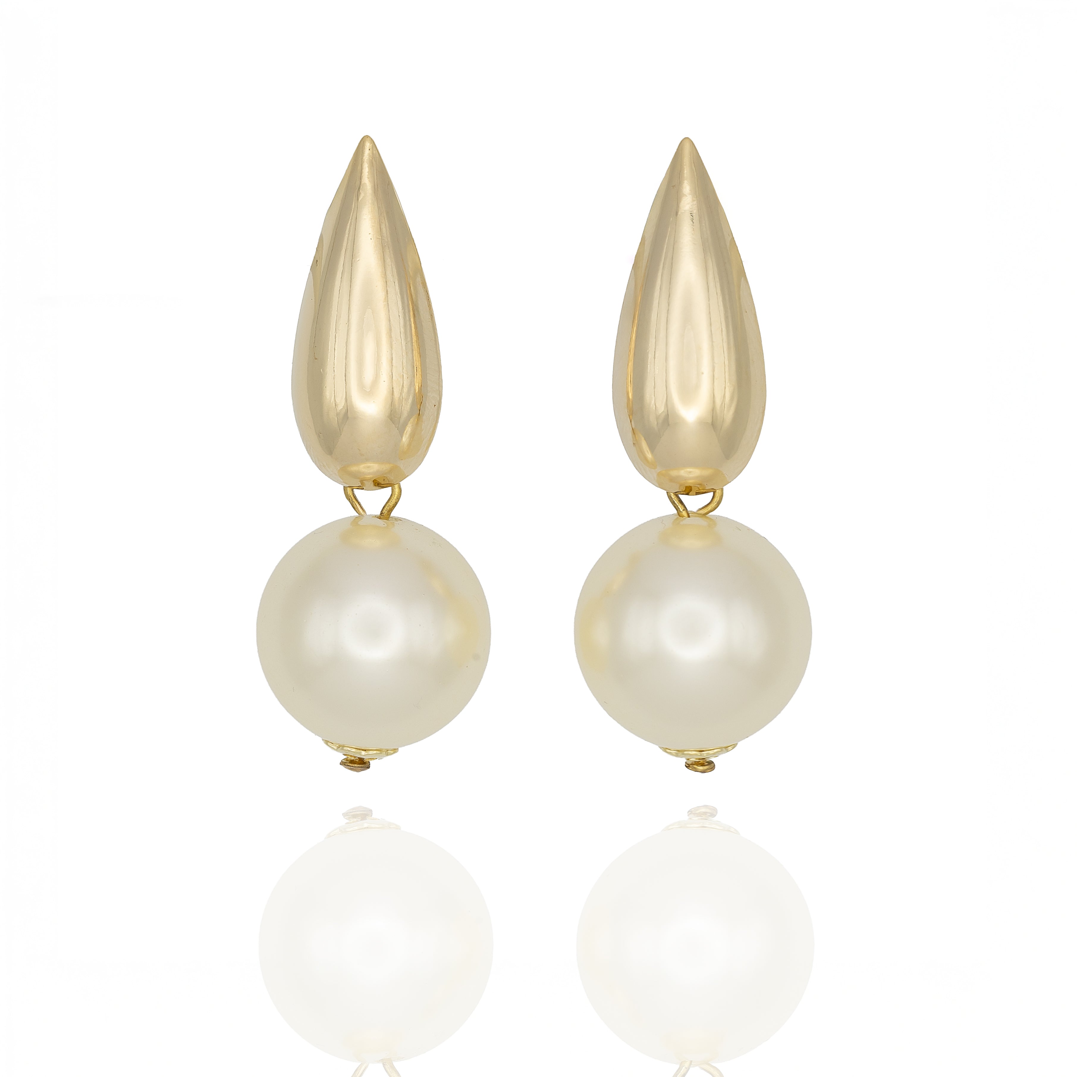 Gold teardrop earrings with a glossy pearl. Lightweight, sculptural, hypoallergenic. A dramatic take on timeless elegance by DrammaⓇ.
