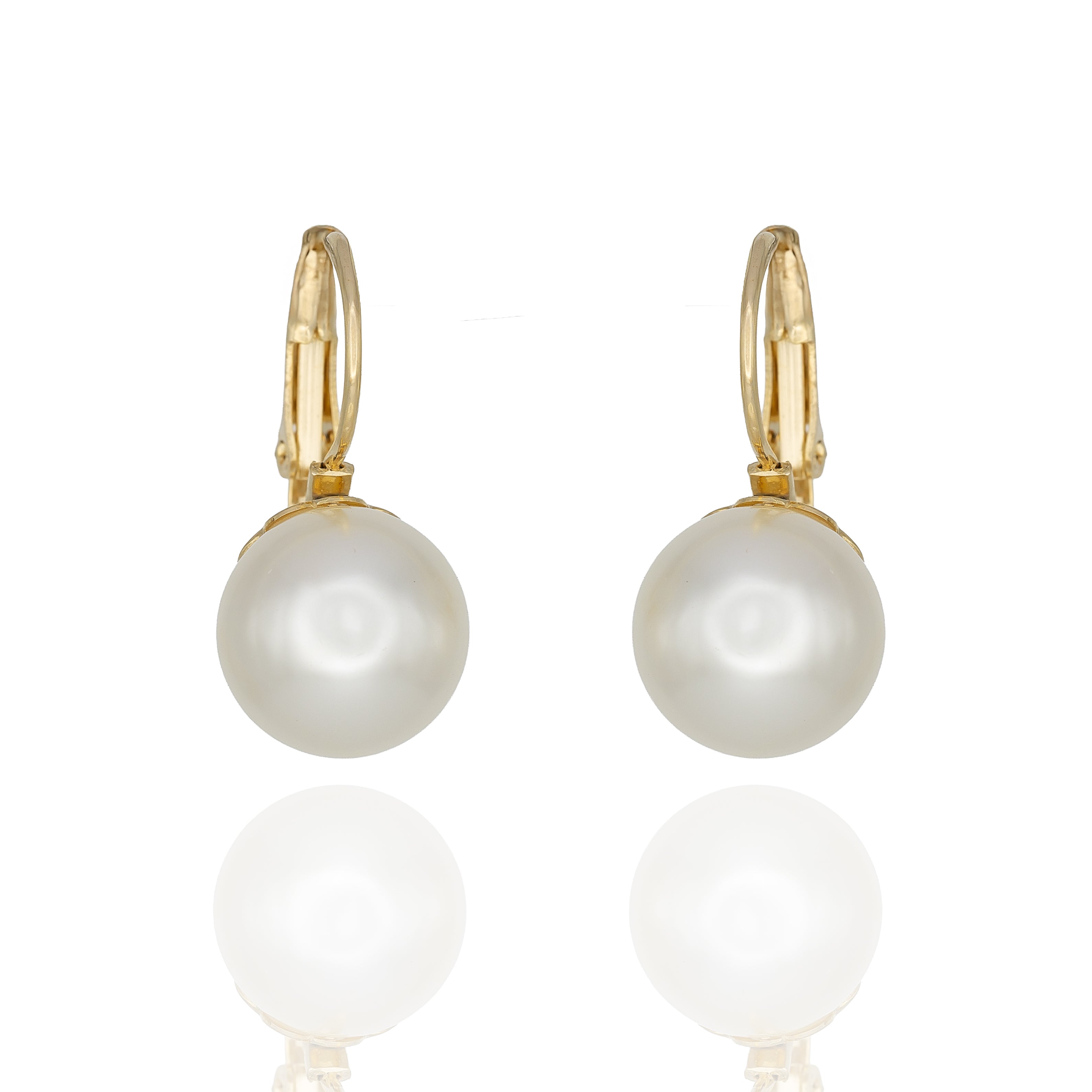 Minimalist gold leverback earrings with a glossy pearl drop. Elegant, lightweight, hypoallergenic. A classic reimagined for the modern wearer by DrammaⓇ.