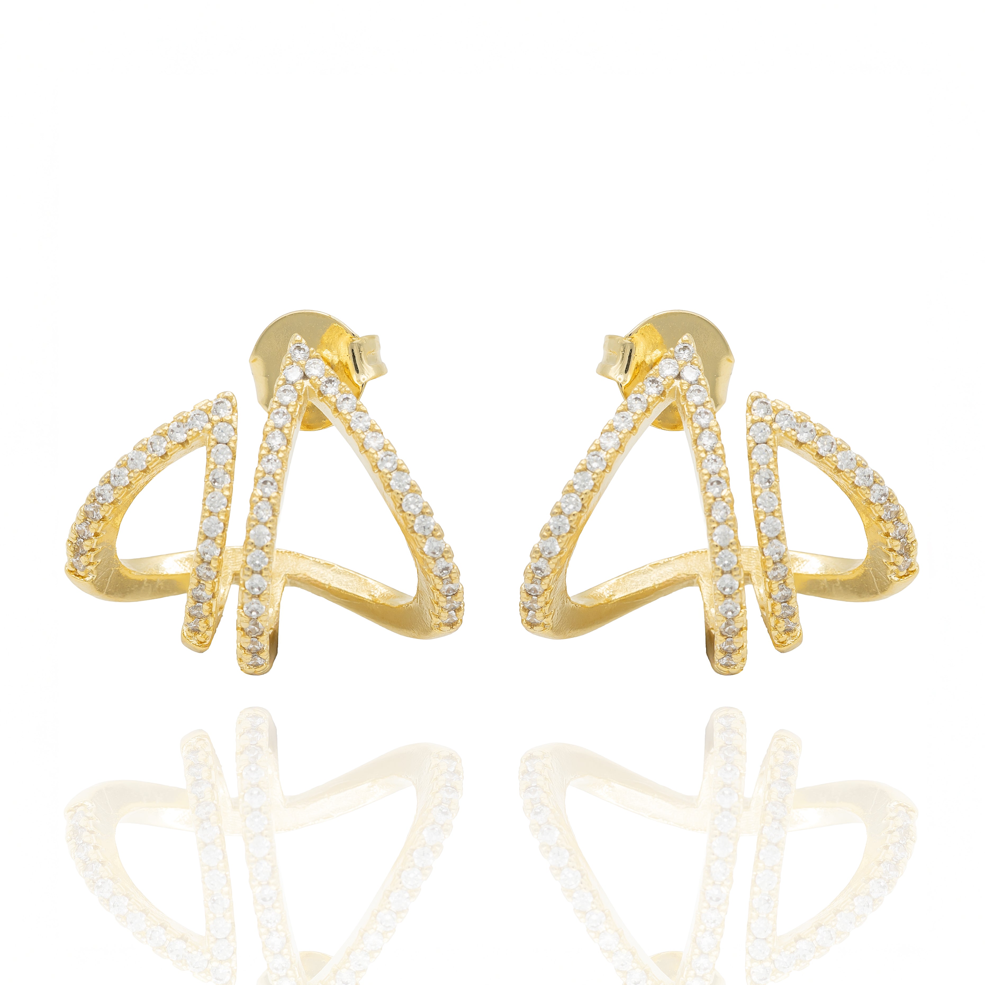  Stellar Angle earrings: sculptural asymmetry, crystal shine, and graphic attitude in a lightweight gold silhouette. Designed for bold style by DrammaⓇ.