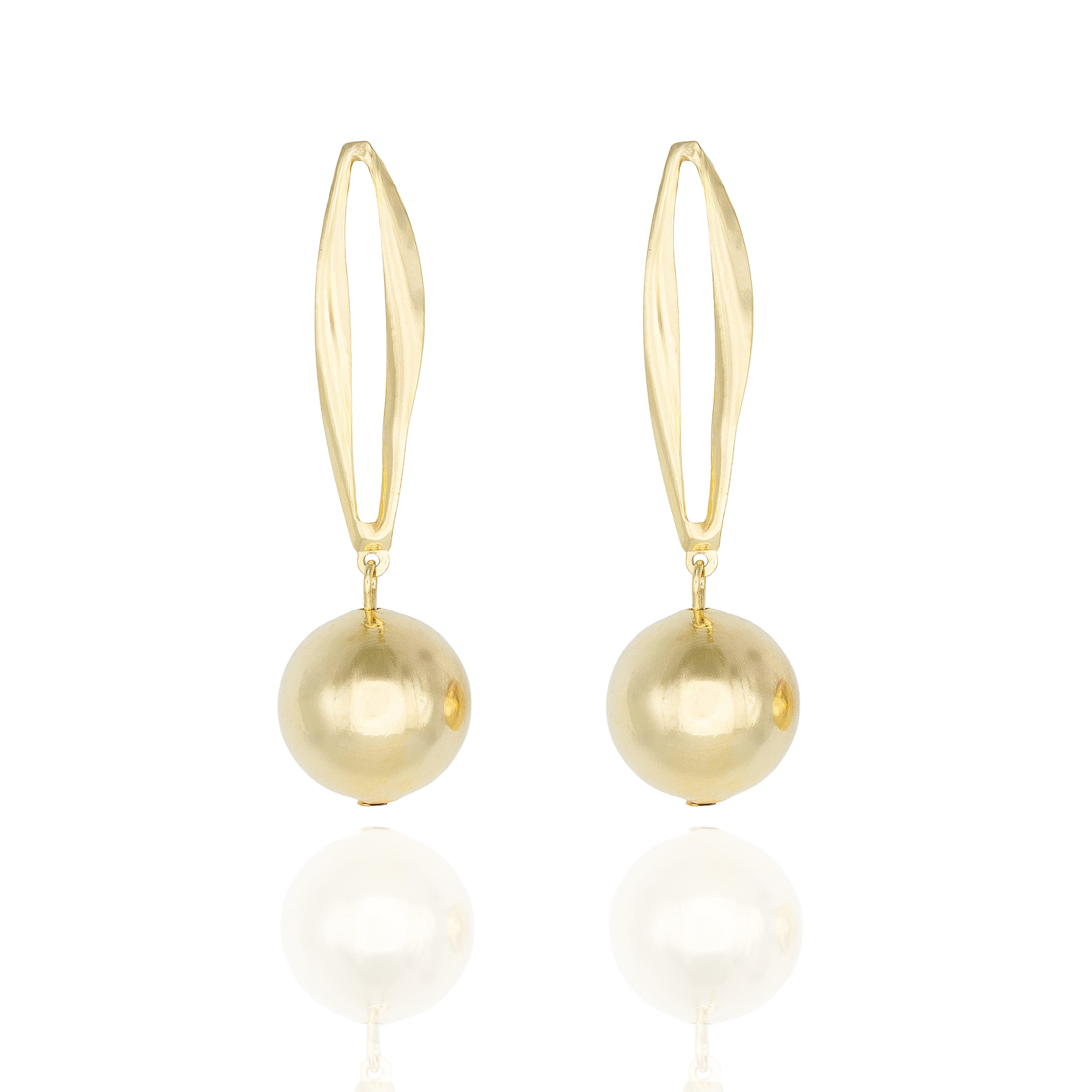 Gold dangle earrings with suspended sphere design. Lightweight, architectural, and hypoallergenic — quiet statement elegance by Dramma®.