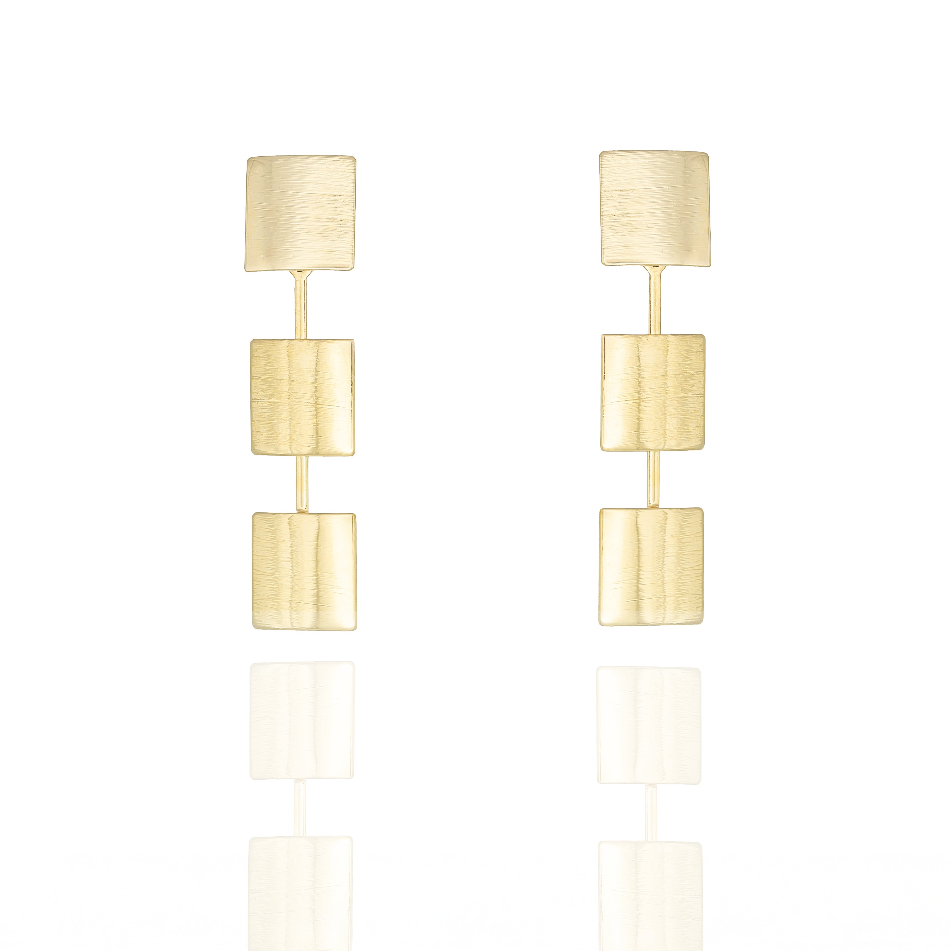 Minimalist gold dangle earrings with sculptural block design. Lightweight, architectural, and hypoallergenic — refined modern style by Dramma®.