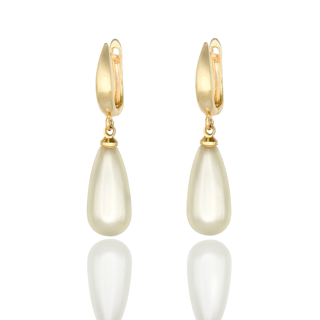  Elegant elongated pearl drop earrings with 18k gold-plated leverback. Lightweight, hypoallergenic, and timeless. A classic piece for sophisticated style by DrammaⓇ.