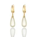  Elegant elongated pearl drop earrings with 18k gold-plated leverback. Lightweight, hypoallergenic, and timeless. A classic piece for sophisticated style by DrammaⓇ.