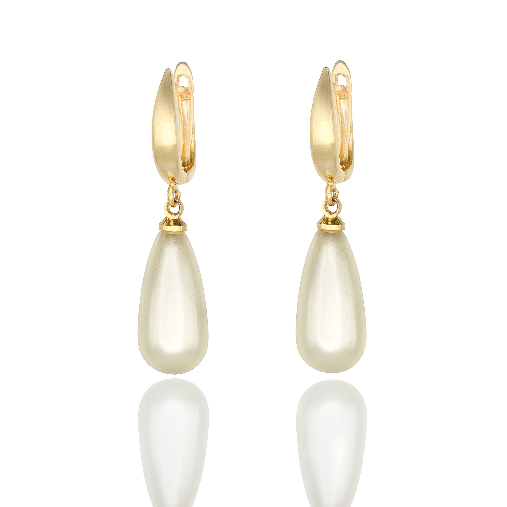  Elegant elongated pearl drop earrings with 18k gold-plated leverback. Lightweight, hypoallergenic, and timeless. A classic piece for sophisticated style by DrammaⓇ.