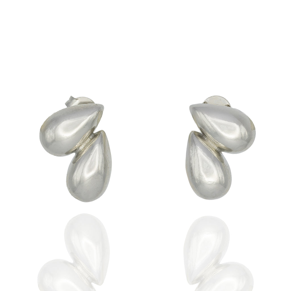 Sculptural silver teardrop studs with mirrored design. Lightweight, modern, and hypoallergenic — refined minimalism by Dramma®.