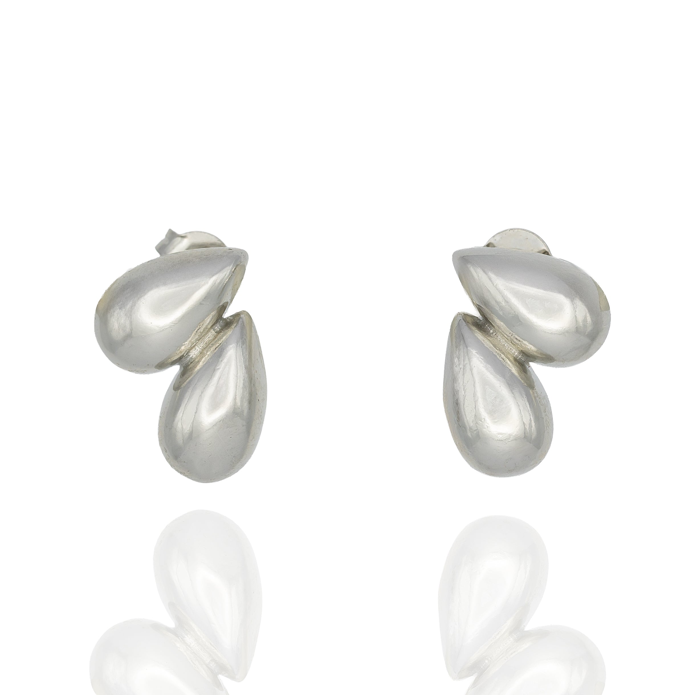 Sculptural silver teardrop studs with mirrored design. Lightweight, modern, and hypoallergenic — refined minimalism by Dramma®.