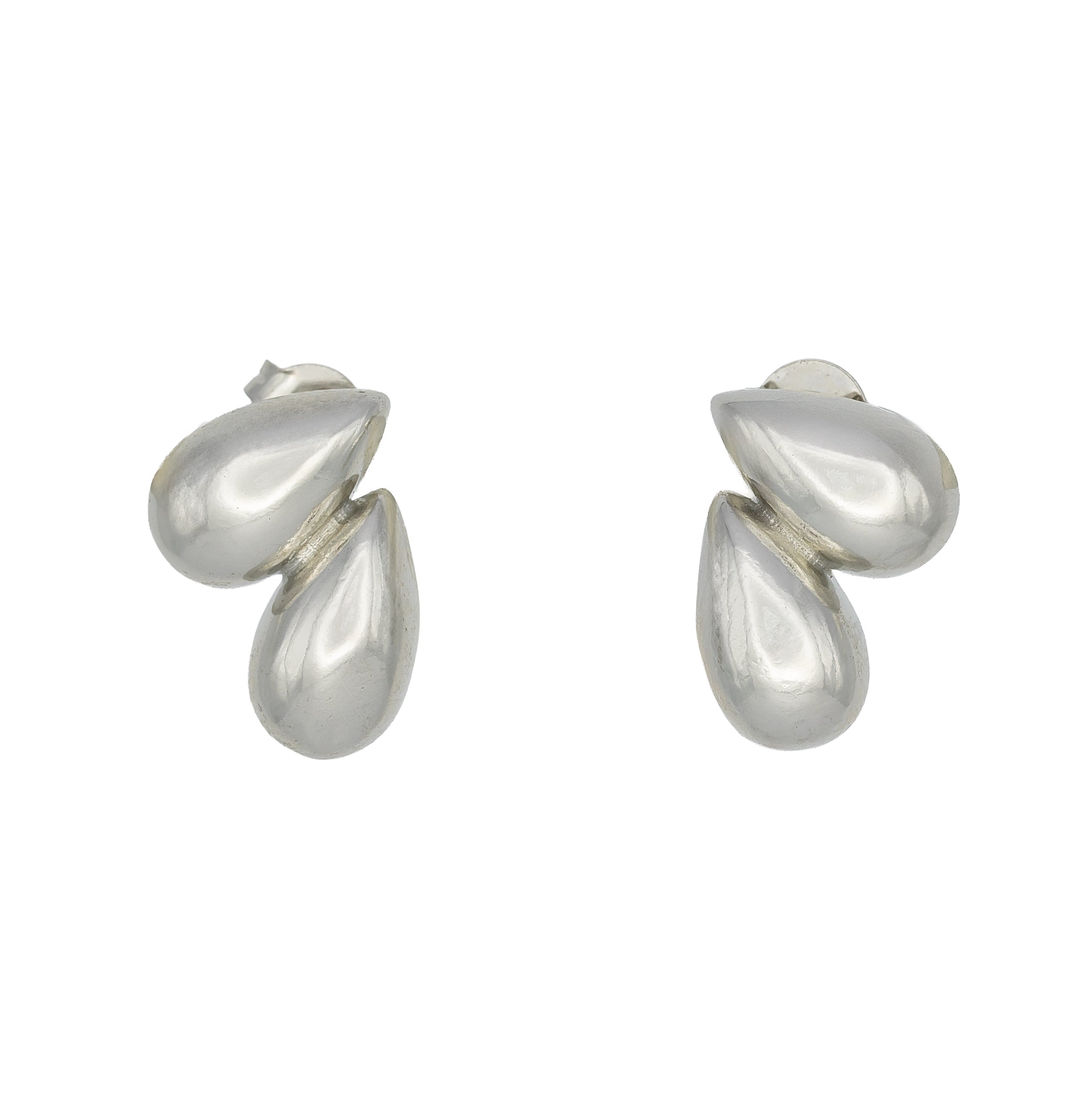 Sculptural silver teardrop studs with mirrored design. Lightweight, modern, and hypoallergenic — refined minimalism by Dramma®.