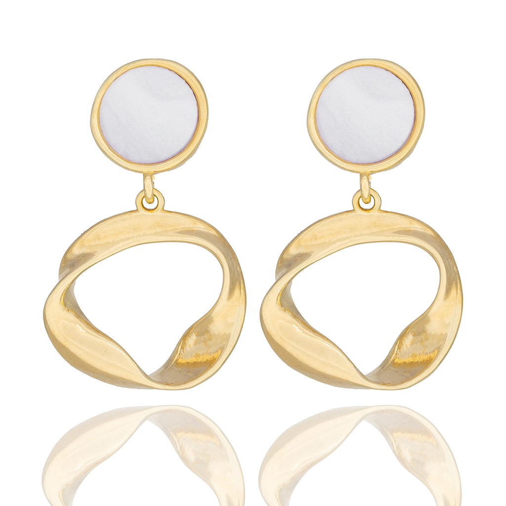 Gold sculptural loop earrings with fluid geometry. Lightweight, modern, and hypoallergenic — quiet everyday elegance by Dramma®