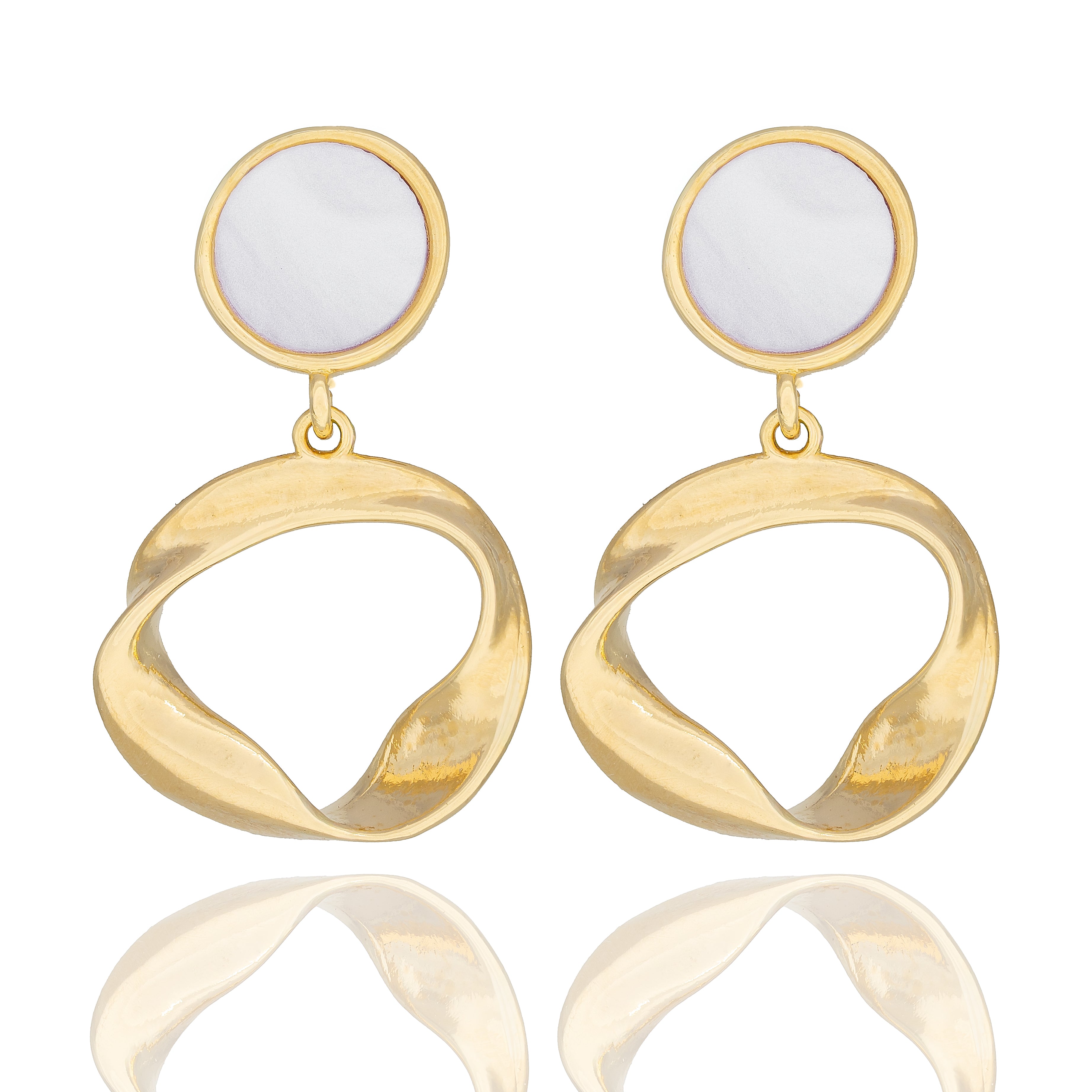 Gold sculptural loop earrings with fluid geometry. Lightweight, modern, and hypoallergenic — quiet everyday elegance by Dramma®