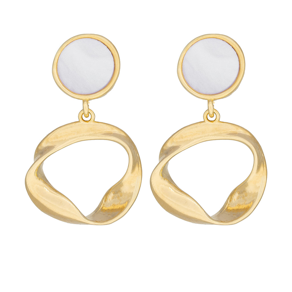 Gold sculptural loop earrings with fluid geometry. Lightweight, modern, and hypoallergenic — quiet everyday elegance by Dramma®